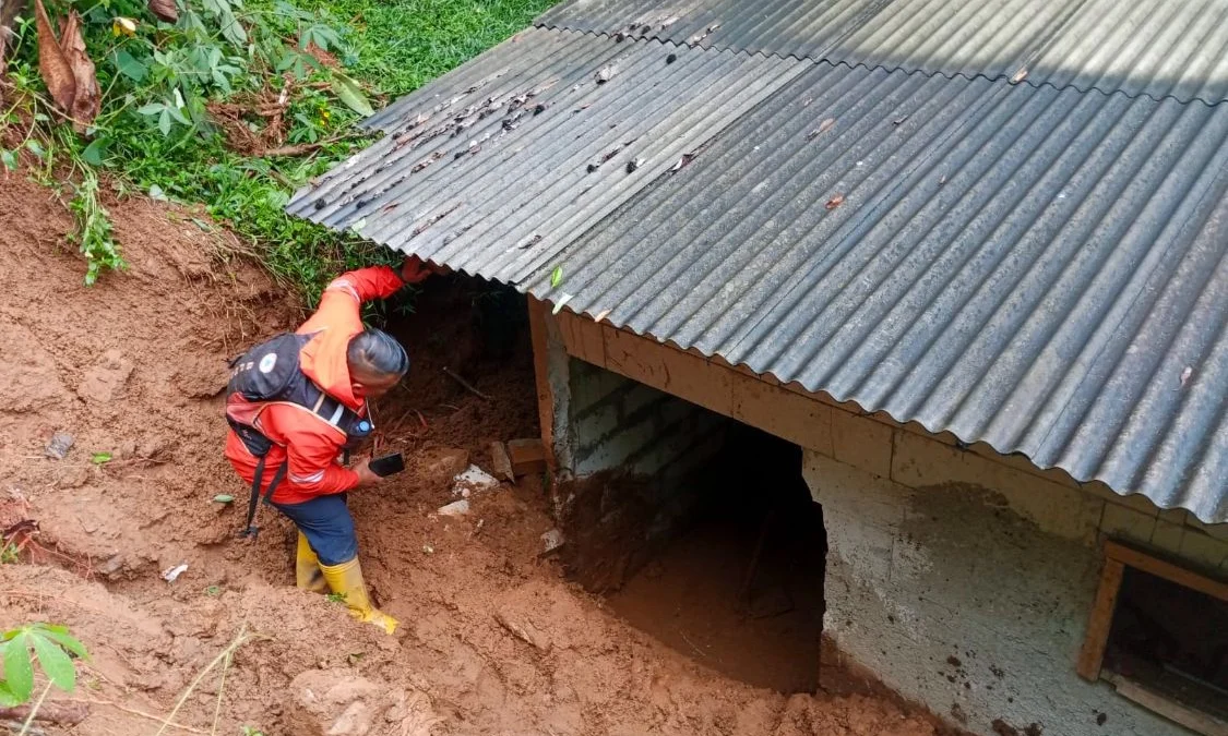 Petugas BPBD Bandung Barat saat meninjau lokasi longsor di wilayah Kecamatan Saguling. Dok BPBD KBB