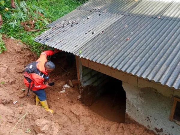 Petugas BPBD Bandung Barat saat meninjau lokasi longsor di wilayah Kecamatan Saguling. Dok BPBD KBB