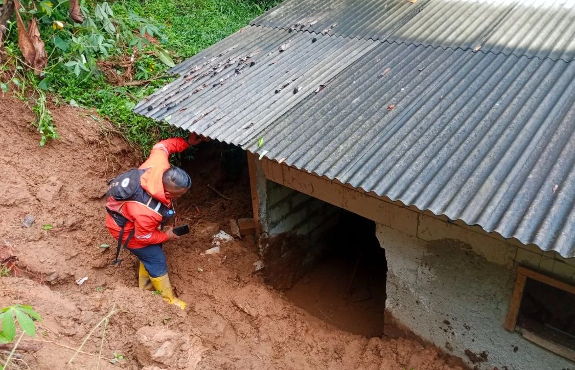 Petugas BPBD Bandung Barat saat meninjau lokasi longsor di wilayah Kecamatan Saguling. Dok BPBD KBB