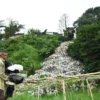 Warga beraktivitas di dekat tempat pembuangan sampah (TPS) liar di Gudangkahuripan, Lembang, Kabupaten Bandung Barat, Jum'at (10/1). Foto: Dimas Rachmatsyah/ Jabar Ekspres