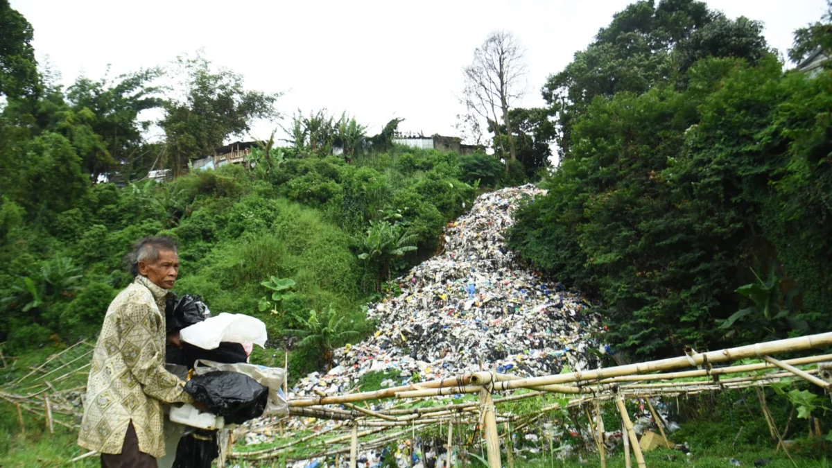 Warga beraktivitas di dekat tempat pembuangan sampah (TPS) liar di Gudangkahuripan, Lembang, Kabupaten Bandung Barat, Jum'at (10/1). Foto: Dimas Rachmatsyah/ Jabar Ekspres