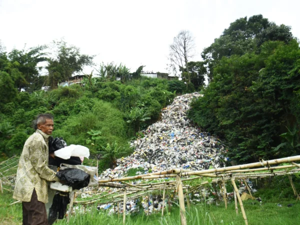 Warga beraktivitas di dekat tempat pembuangan sampah (TPS) liar di Gudangkahuripan, Lembang, Kabupaten Bandung Barat, Jum'at (10/1). Foto: Dimas Rachmatsyah/ Jabar Ekspres