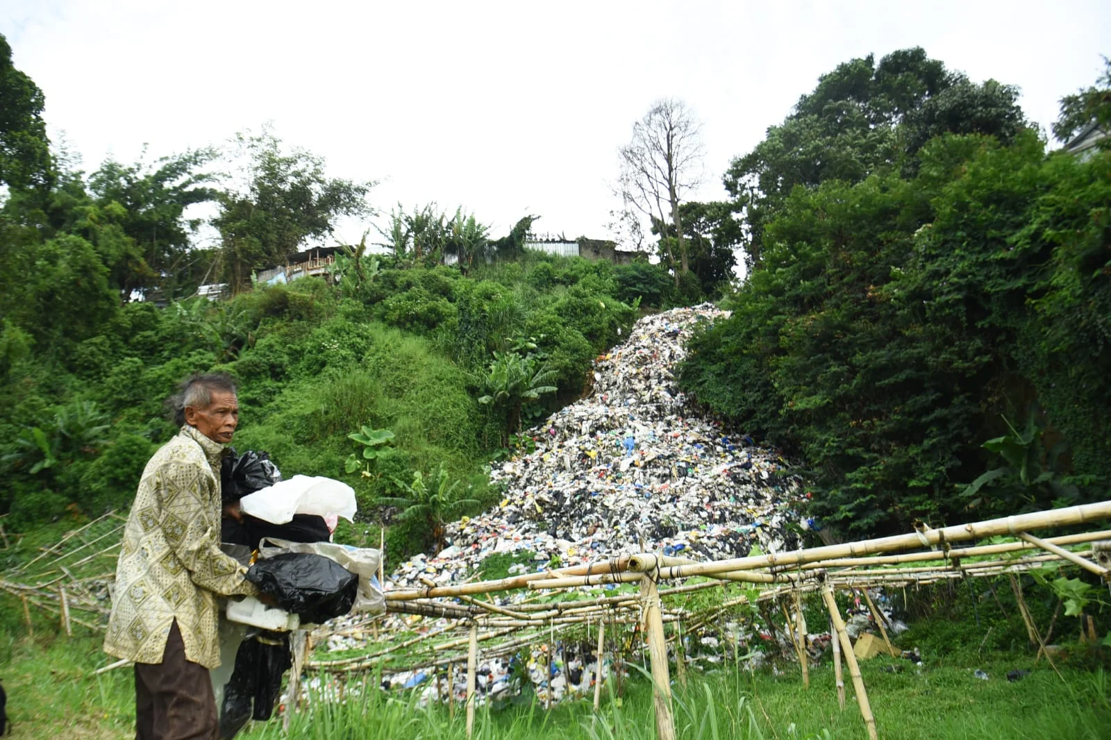 Warga beraktivitas di dekat tempat pembuangan sampah (TPS) liar di Gudangkahuripan, Lembang, Kabupaten Bandung Barat, Jum'at (10/1). Foto: Dimas Rachmatsyah/ Jabar Ekspres