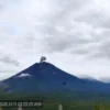 Gunung Semeru erupsi setinggi 600 meter pada Sabtu (11/1/2025). (Foto/ANTARA)