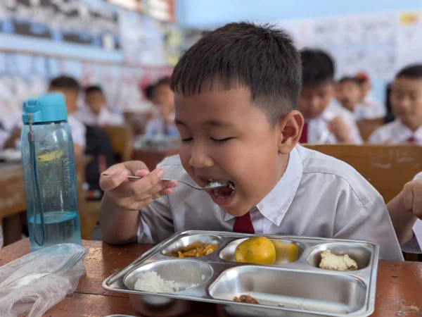 Salah satu siswa SD Negeri 1 Banjarsari Kabupaten Ciamis menyantap menu makan bergizi gratis (MBG) yang mulai dibagikan pada Senin 13 Januari 2025. (Cecep Herdi/Jabar Ekspres)