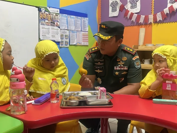 Komandan Kodim (Dandim) 0624 Kabupaten Bandung, Letkol Inf Tinton Amin Putra saat meninjau langsung pemberian makan bergizi gratis di PAUD Darul Hikam 2, Rancaekek, Kabupaten Bandung, Senin (13/1). Foto Agi