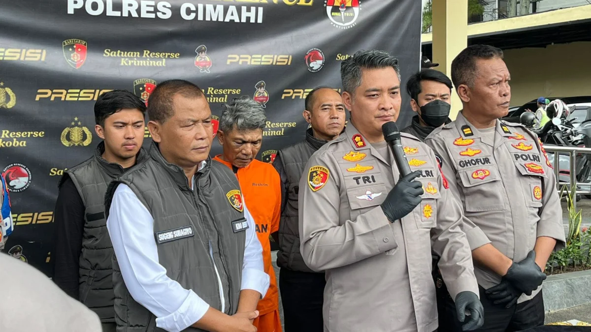 Pelaku Pencabulan Terhadap Anak Tirinya, Sugiyanto (59) saat Ditangkap Oleh Polres Cimahi/Firman Satria/Jabar Ekspres/