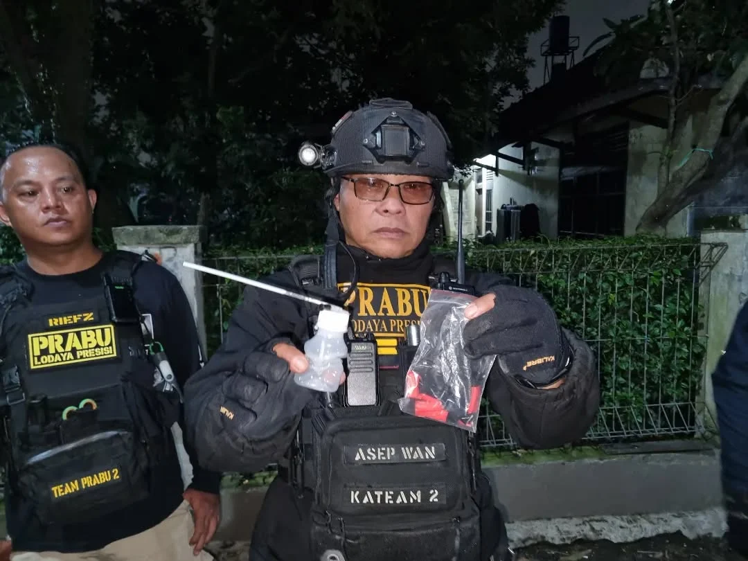 Ist. Tim 2 Prabu Persisi Polrestabes Bandung saat berhasil menangkap sejumlah barang dari penggerebekan aktivitas pesta narkoba di Bojongloa Kidul. Foto. IG Tim Prabu Persisi.