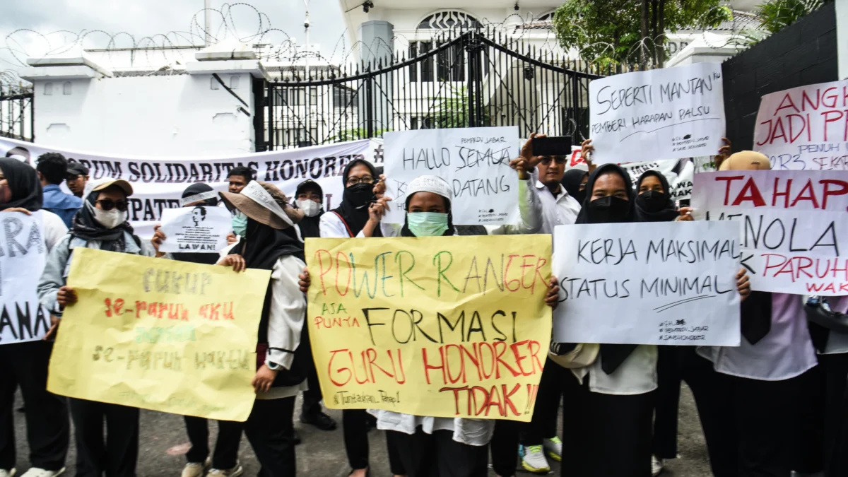 Ratusan guru honorer gruduk kantor DPRD Jabar/Dimas/Jabar Ekspres/