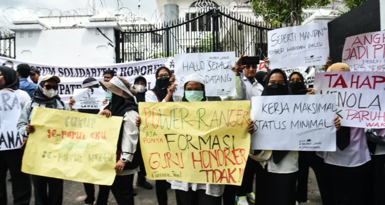 Ratusan guru honorer gruduk kantor DPRD Jabar/Dimas/Jabar Ekspres/