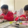 Sejumlah anak didik di TK dan SD Darul Hikam 02 di Kecamatan Rancaekek, Kabupaten Bandung, Jawa Barat, mendapatkan program Makan Bergizi Gratis (MBG) Senin (13/1/2025). Foto Agi