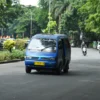 Angkutan kota (angkot) melintas di jalan Pelajar Pejuang, Kota Bandung, Senin (13/1). Foto: Dimas Rachmatsyah / Jabar Ekspres