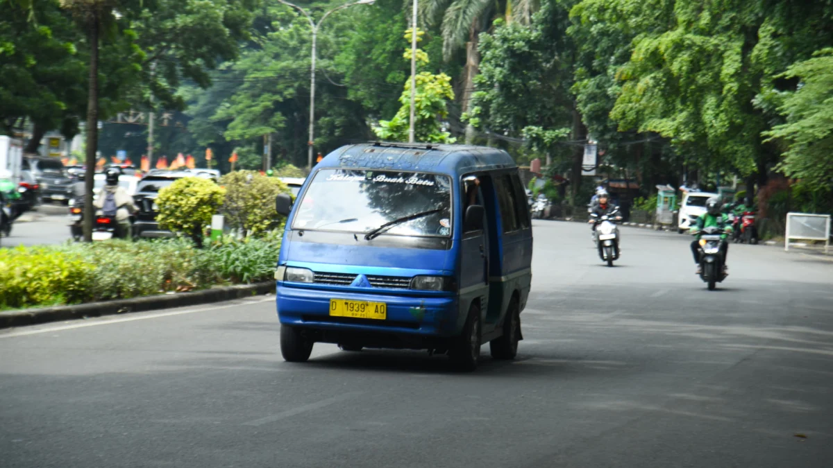 Angkutan kota (angkot) melintas di jalan Pelajar Pejuang, Kota Bandung, Senin (13/1). Foto: Dimas Rachmatsyah / Jabar Ekspres