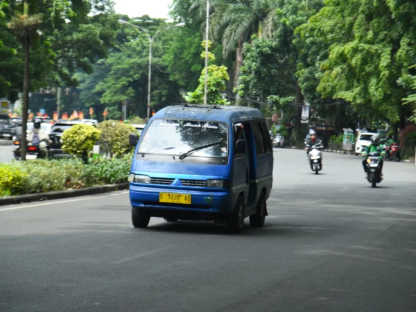 Angkutan kota (angkot) melintas di jalan Pelajar Pejuang, Kota Bandung, Senin (13/1). Foto: Dimas Rachmatsyah / Jabar Ekspres