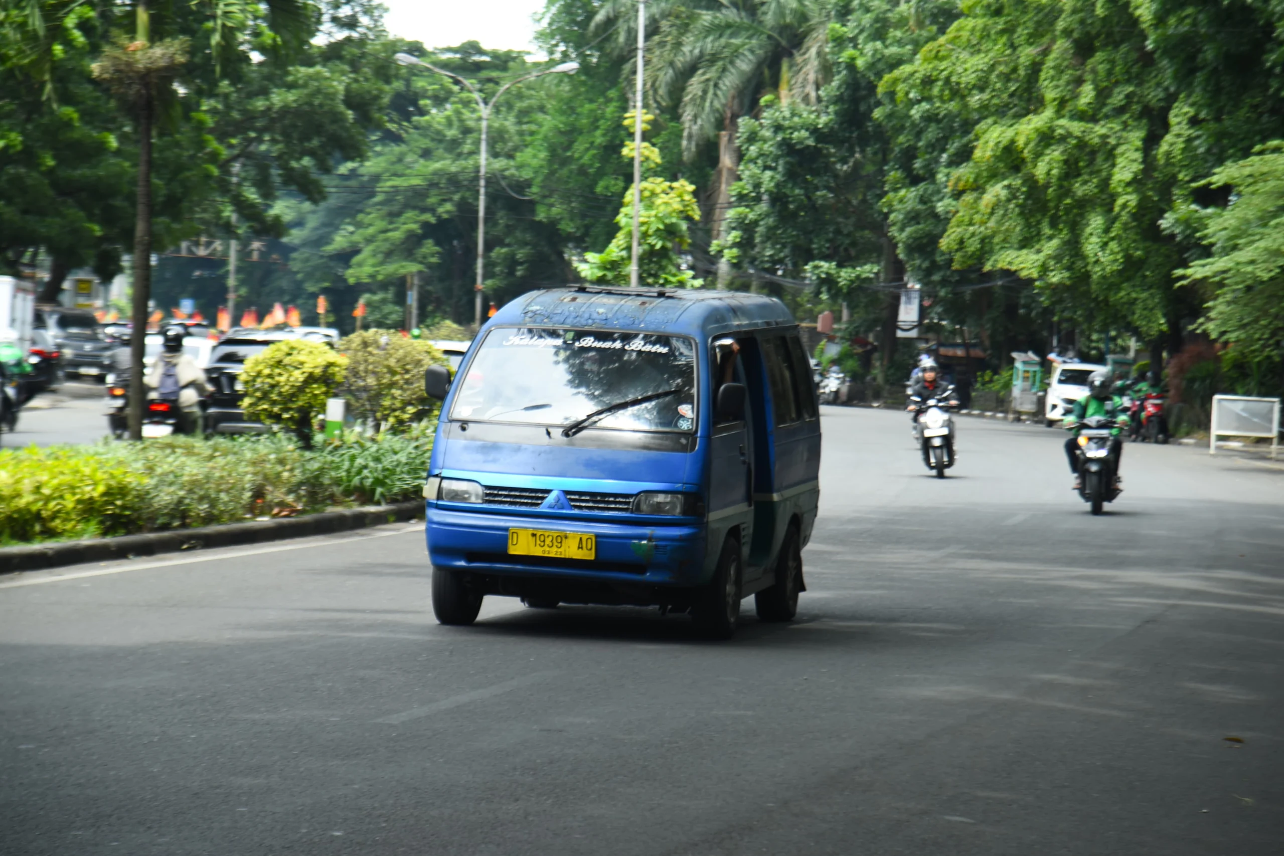 Angkutan kota (angkot) melintas di jalan Pelajar Pejuang, Kota Bandung, Senin (13/1). Foto: Dimas Rachmatsyah / Jabar Ekspres