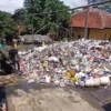 Sampah di area TPS Kamisama meluber hingga mendekati kawasan rumah warga pada Senin 13 Januari 2025 akibay seminggu tidak diangkut ke TPA. (Cecep Herdi/Jabar Ekspres)