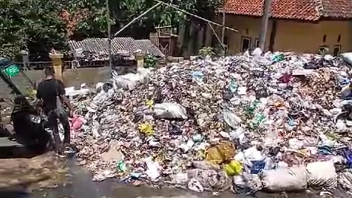 Sampah di area TPS Kamisama meluber hingga mendekati kawasan rumah warga pada Senin 13 Januari 2025 akibay seminggu tidak diangkut ke TPA. (Cecep Herdi/Jabar Ekspres)