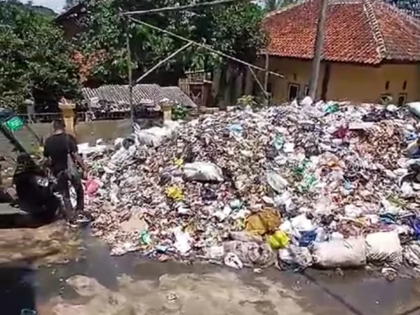 Sampah di area TPS Kamisama meluber hingga mendekati kawasan rumah warga pada Senin 13 Januari 2025 akibay seminggu tidak diangkut ke TPA. (Cecep Herdi/Jabar Ekspres)