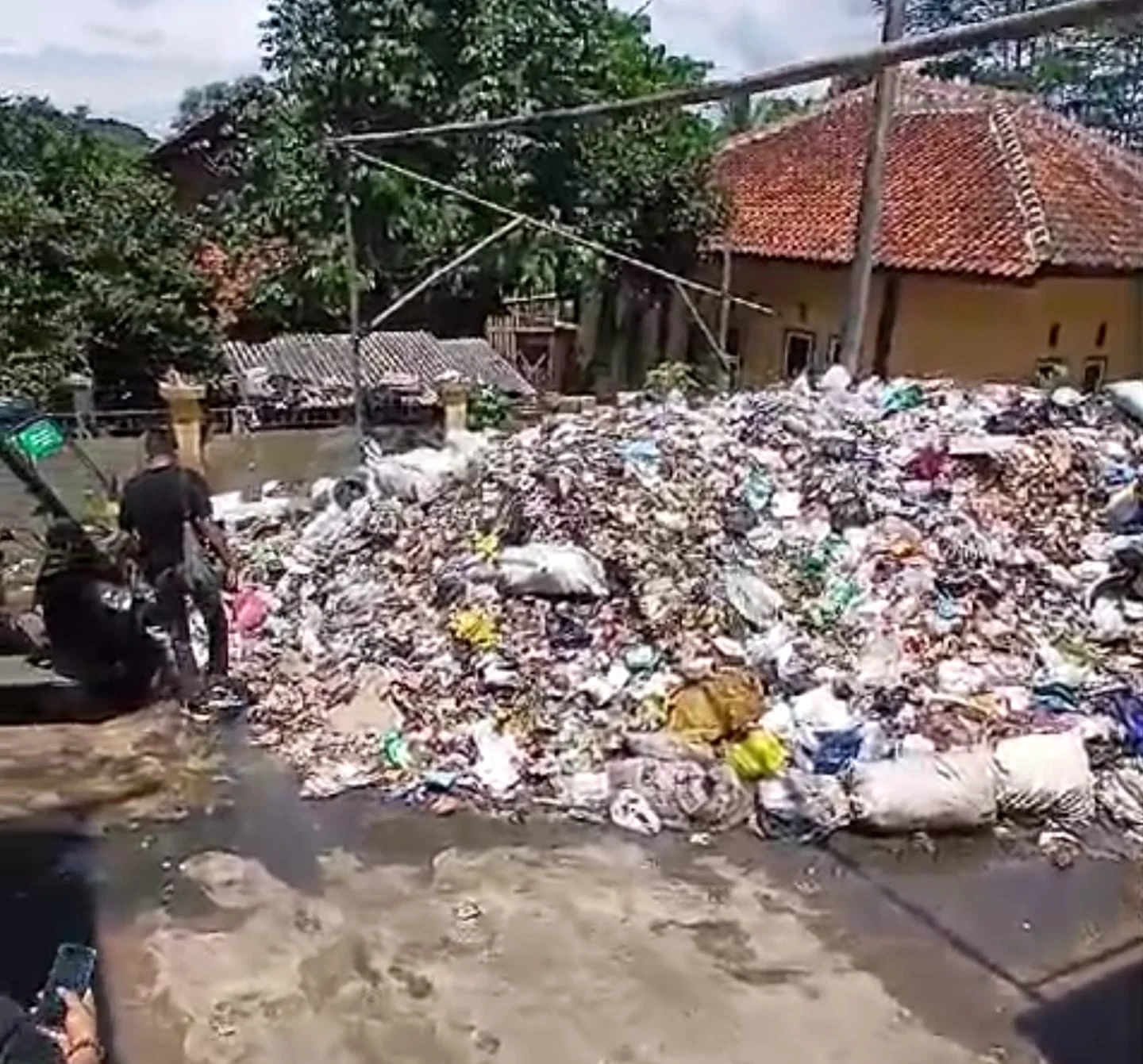 Sampah di area TPS Kamisama meluber hingga mendekati kawasan rumah warga pada Senin 13 Januari 2025 akibay seminggu tidak diangkut ke TPA. (Cecep Herdi/Jabar Ekspres)