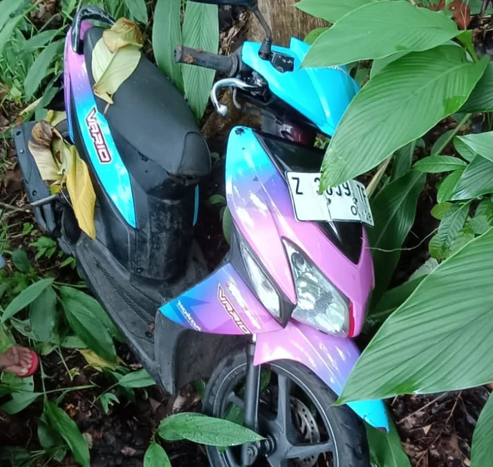 Motor metik Honda Vario tergeletak di perkebunan Jati di wilayah Pangadegan Kota Banjar. Ternyata sepeda motor ini hasil curian. (Istimewa)