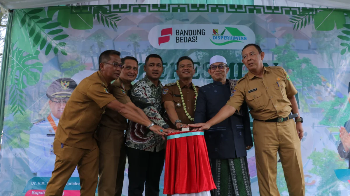 Bupati Bandung Dadang Supriatna saat meresmikan alun-alun Ciwidey. Foto Istrimewa