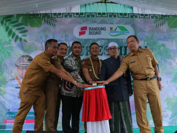 Bupati Bandung Dadang Supriatna saat meresmikan alun-alun Ciwidey. Foto Istrimewa