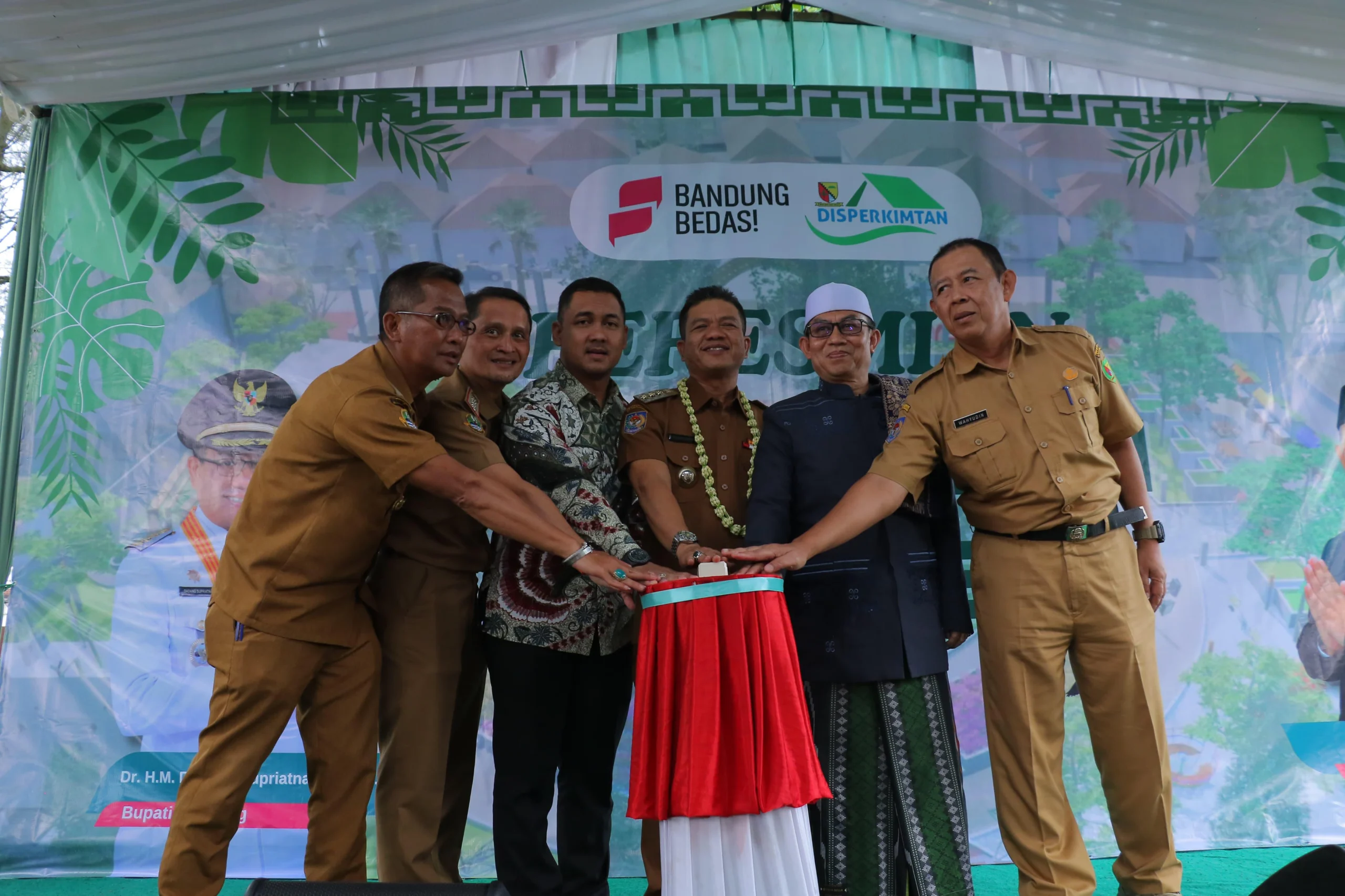 Bupati Bandung Dadang Supriatna saat meresmikan alun-alun Ciwidey. Foto Istrimewa