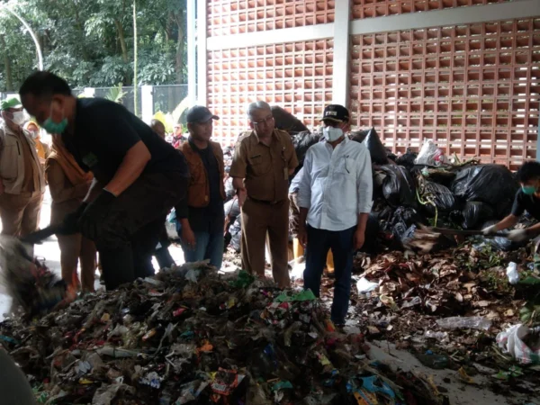 Penjabat (Pj) Wali Kota Bandung, A Koswara saat meninjau TPST Tegallega (Sadam Husen / Jabar Ekspres)