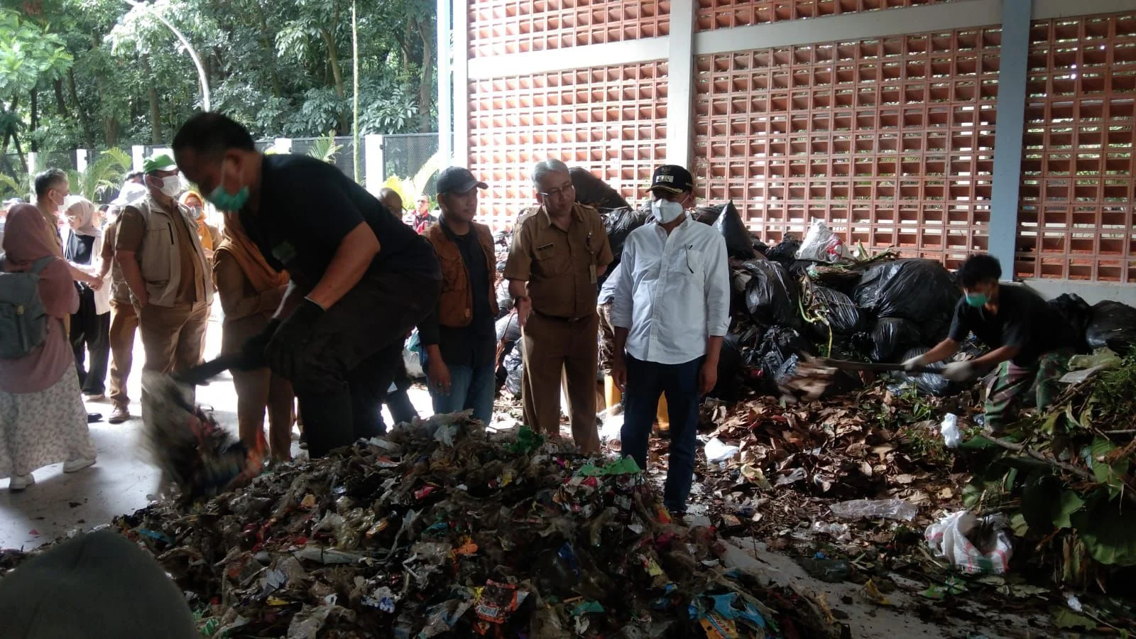 Penjabat (Pj) Wali Kota Bandung, A Koswara saat meninjau TPST Tegallega (Sadam Husen / Jabar Ekspres)