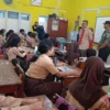 Pj Bupati Bandung Barat saat meninjau pelaksanaan MBG kedua di SDN 1 Batujajar. Selasa (14/1). Dok Jabar Ekspres