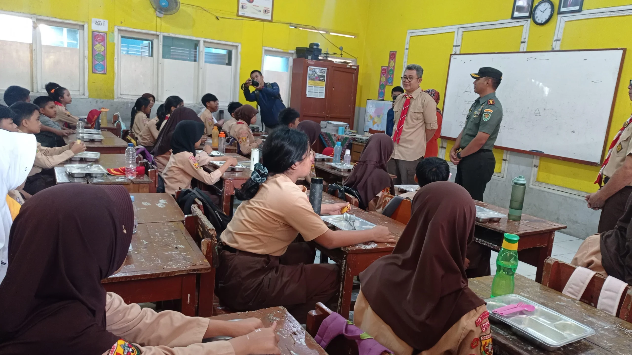 Pj Bupati Bandung Barat saat meninjau pelaksanaan MBG kedua di SDN 1 Batujajar. Selasa (14/1). Dok Jabar Ekspres