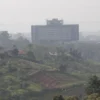 Ilustrasi Alih Fungsi Lahan: Potret bangunan berdiri tegak di antara area perkebunan wilayah Bandung, Jawa Barat. Foto: Dimas Rachmatsyah / Jabar Ekspres