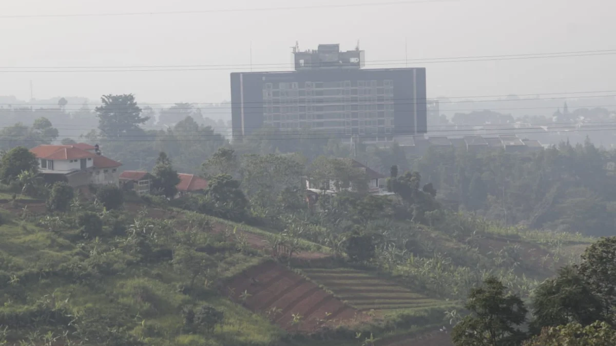 Ilustrasi Alih Fungsi Lahan: Potret bangunan berdiri tegak di antara area perkebunan wilayah Bandung, Jawa Barat. Foto: Dimas Rachmatsyah / Jabar Ekspres