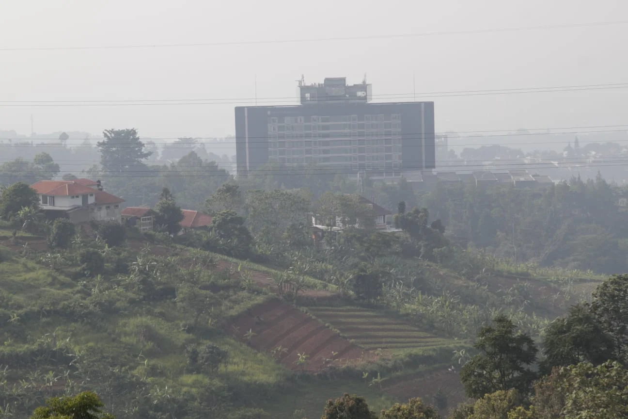 Ilustrasi Alih Fungsi Lahan: Potret bangunan berdiri tegak di antara area perkebunan wilayah Bandung, Jawa Barat. Foto: Dimas Rachmatsyah / Jabar Ekspres