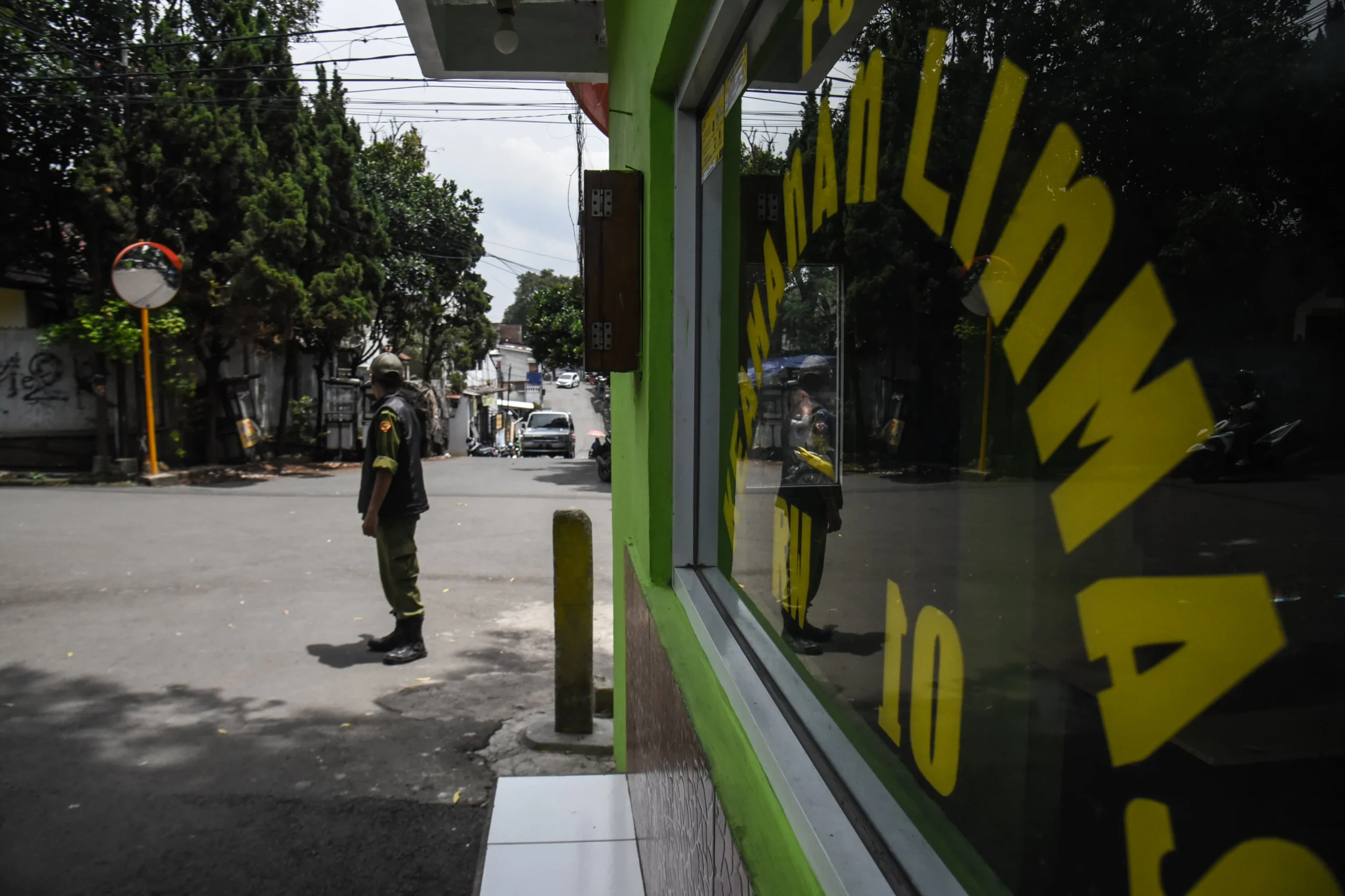 Ilustrasi: Petugas linmas berjaga di depan komplek perumahan di jalan Baladewa, Kota Bandung, Rabu (15/1). Foto: Dimas Rachmatsyah / Jabar Ekspres