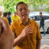 Ketua APDESI Kota Banjar Yayat Ruhiyat beri keterangan kepada awal media terkait tuntutan yanh disampaikan ke Pemkot Banjar. (Cecep Herdi/Jabar Ekspres)