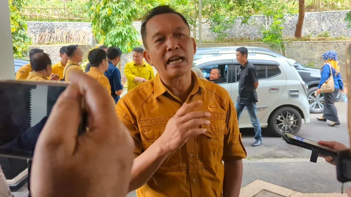 Ketua APDESI Kota Banjar Yayat Ruhiyat beri keterangan kepada awal media terkait tuntutan yanh disampaikan ke Pemkot Banjar. (Cecep Herdi/Jabar Ekspres)