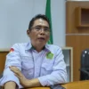 Kepala Seksi Pendidikan Islam (Kasi Pendis) Kemenag Kota Banjar, H Kiki Basuki Rachmat M.IP saat diwawancara baru-baru ini. (Cecep Herdi/Jabar Ekspres)