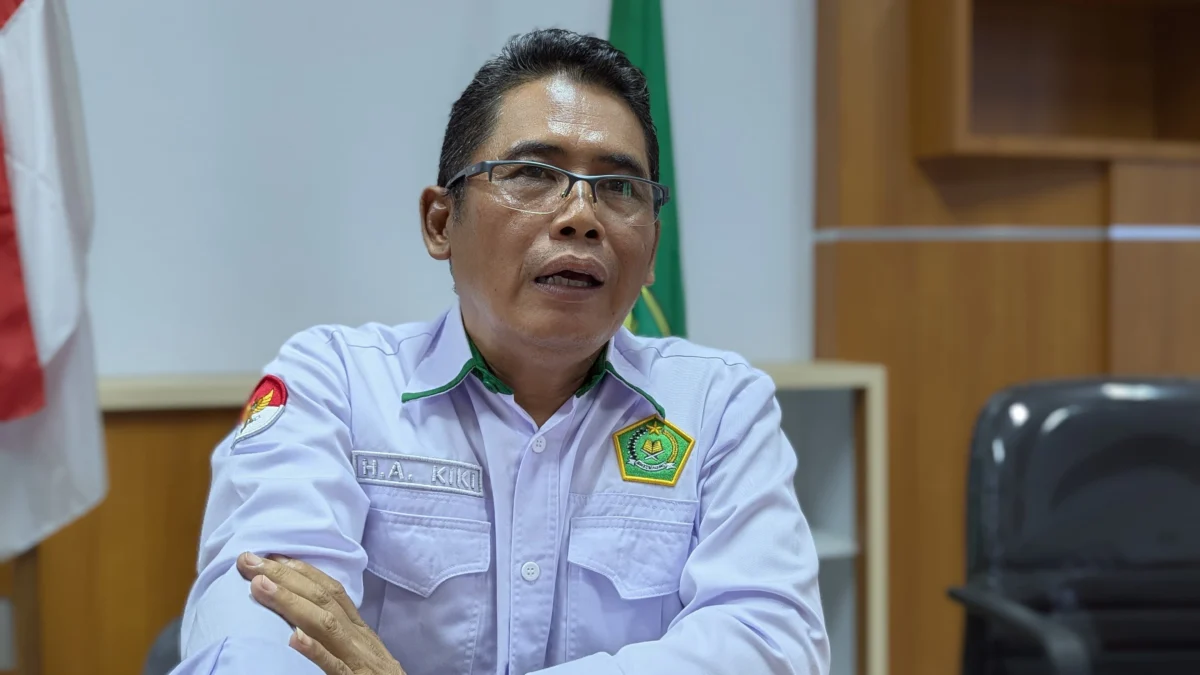 Kepala Seksi Pendidikan Islam (Kasi Pendis) Kemenag Kota Banjar, H Kiki Basuki Rachmat M.IP saat diwawancara baru-baru ini. (Cecep Herdi/Jabar Ekspres)