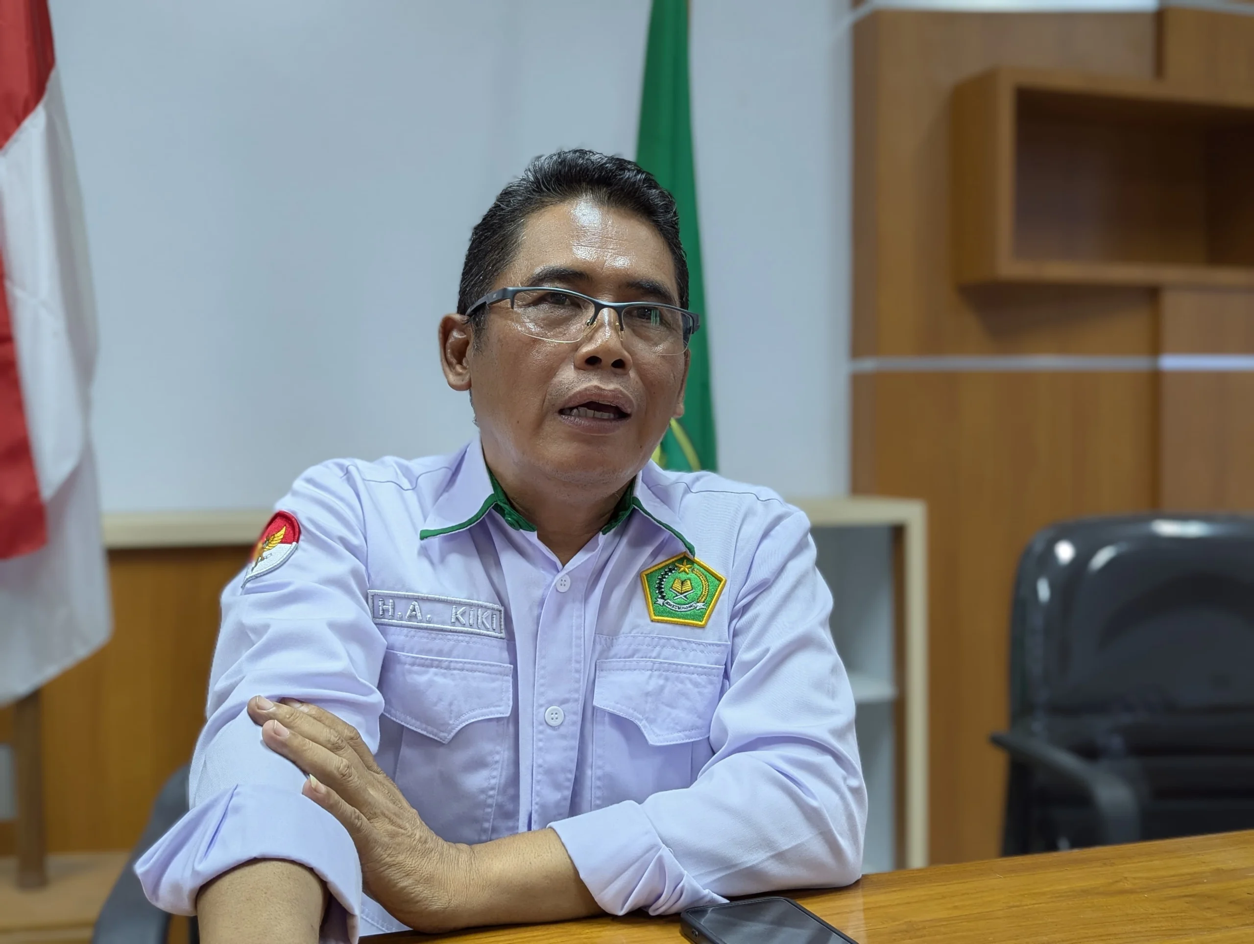 Kepala Seksi Pendidikan Islam (Kasi Pendis) Kemenag Kota Banjar, H Kiki Basuki Rachmat M.IP saat diwawancara baru-baru ini. (Cecep Herdi/Jabar Ekspres)