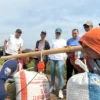 Petani lokal saat menimbang gabah beras