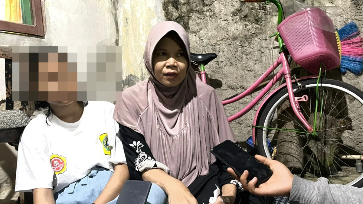 Yulia Susanti (49) diduga korban penyegelan rumah secara sepihak