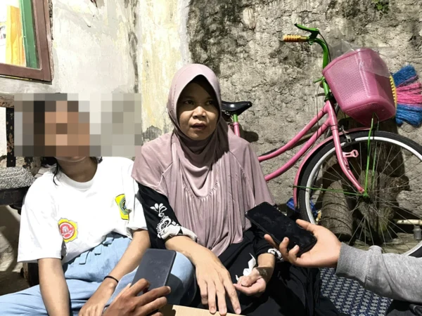 Yulia Susanti (49) diduga korban penyegelan rumah secara sepihak