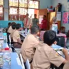 Siswa SDN 1 Batujajar, Bandung Barat saat menerima Makan Bergizi Gratis/Suwitno/Jabar Ekspres/