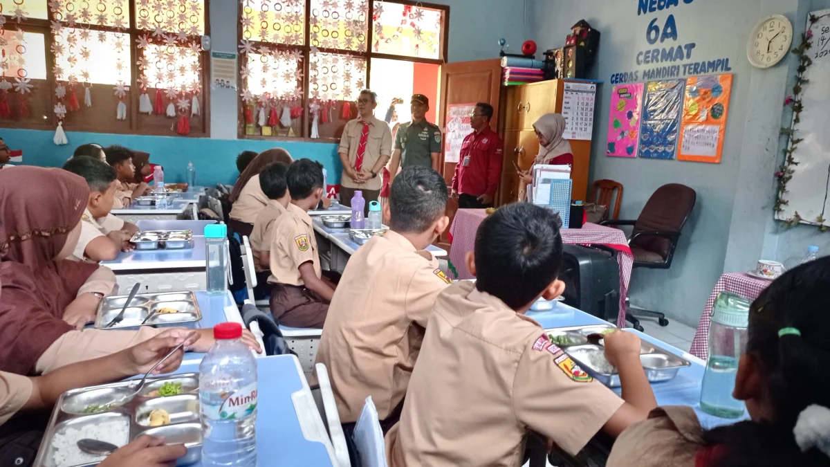 Siswa SDN 1 Batujajar, Bandung Barat saat menerima Makan Bergizi Gratis/Suwitno/Jabar Ekspres/