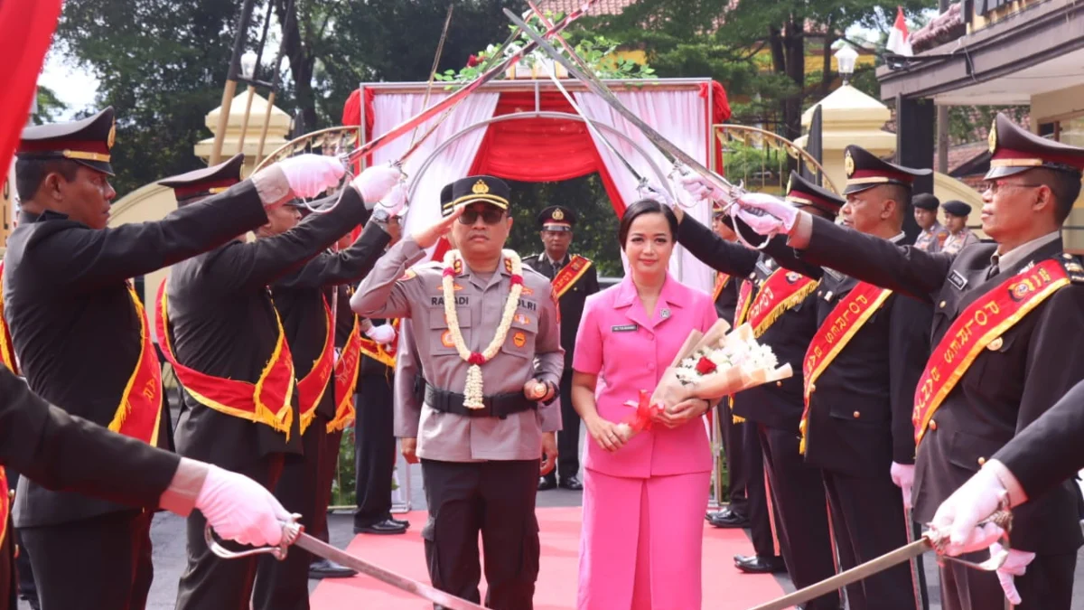 AKBP Tyas Puji Rahadi bersama istri disambut dalam upacara gerbang pora di Mapolres Banjar, Rabu 15 Januari 2025. (Istimewa)