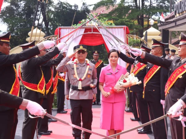 AKBP Tyas Puji Rahadi bersama istri disambut dalam upacara gerbang pora di Mapolres Banjar, Rabu 15 Januari 2025. (Istimewa)