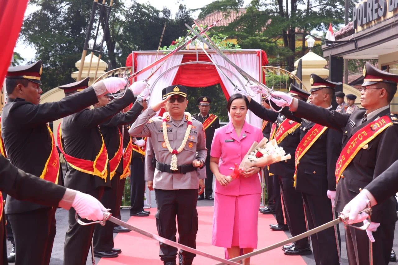 AKBP Tyas Puji Rahadi bersama istri disambut dalam upacara gerbang pora di Mapolres Banjar, Rabu 15 Januari 2025. (Istimewa)