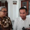 Wali Kota Bandung terpilih M Farhan (kiri) bertemu dengan Pj Gubernur Jabar, Bey Triadi Machmudin guna membahas nasib Bandara Husein Sastranegara. (Son / Jabar Ekspres)