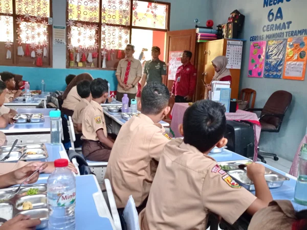 Siswa SDN 1 Batujajar, Bandung Barat saat menerima Makan Bergizi Gratis. Dok Jabar Ekspres/wit